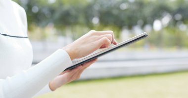 Tablet elinde kullanan kadın