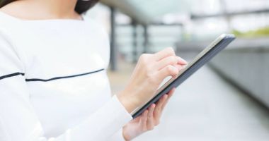 Kadın göz dijital tablet bilgisayar 