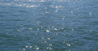 Okyanus güzel deniz manzarası güneş ışığı altında 