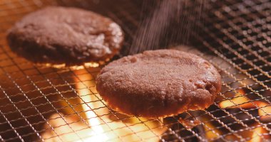 Barbekü ateşe ızgara Burger 