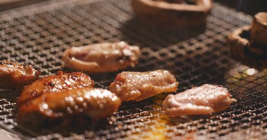 Tavuk kanadı ve mantar Barbekü yanıyor 