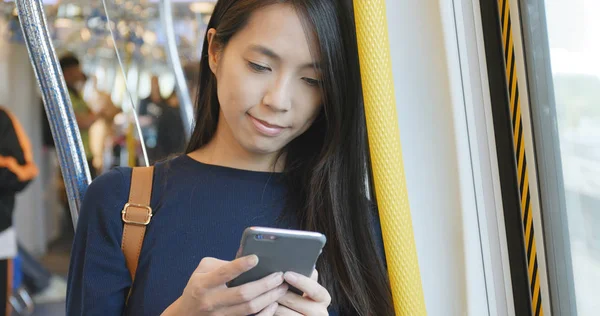 Žena Používající Mobilní Telefon Vlaku — Stock fotografie