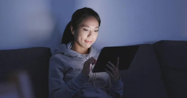 Kobieta Oglądanie Komputerze Typu Tablet — Zdjęcie stockowe