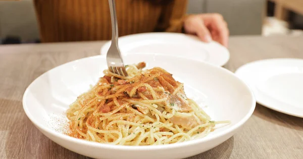 Spagetti Restoranda Yemek Kadın — Stok fotoğraf