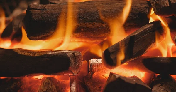 Holzkohle Brennt Aus Nächster Nähe Feuer — Stockfoto