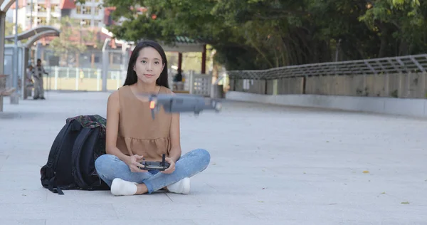 Mulher Controlando Drone Voador — Fotografia de Stock