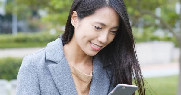 Kvinna Som Använder Mobiltelefon Staden — Stockfoto