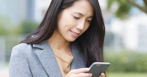 Frau Benutzte Handy Park — Stockfoto