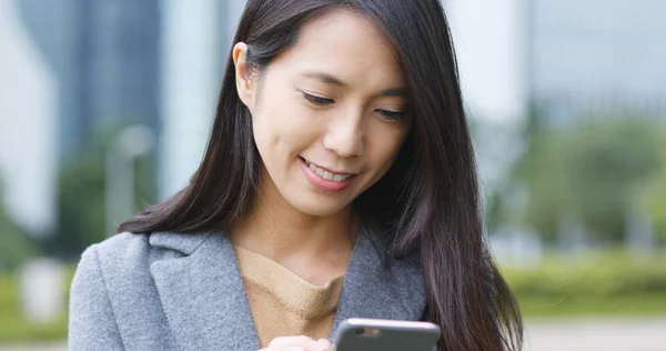 Vrouw Met Behulp Van Smartphone Hong Kong — Stockfoto