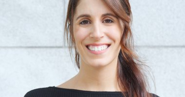 kameraya gülümseyen güzel kadın