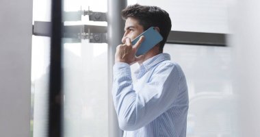 İş adamı cep telefonuyla konuşuyor. 