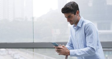 Latin asıllı işadamı cep telefonu kullanarak 