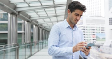 Cep telefonu açık, kullanan adam 