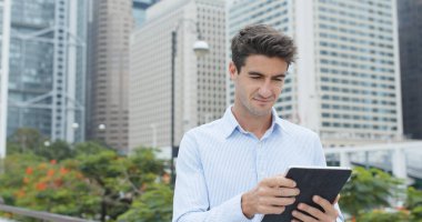 Tablet bilgisayar kullanan adam 