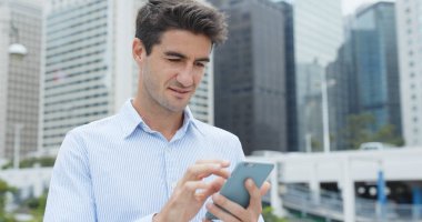 Latin asıllı işadamı cep telefonu kullanarak 