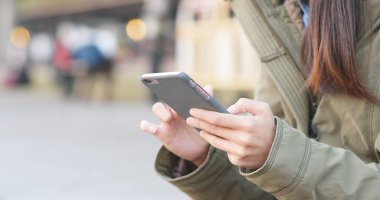 Elinde akıllı telefon kullanan kadın