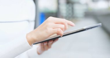 Tablet, açık kullanan kadın 