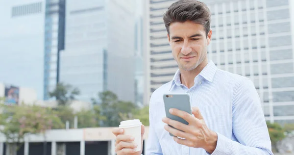 Spaanse Man Met Behulp Van Mobiele Telefoon Met Zijn Koffie — Stockfoto