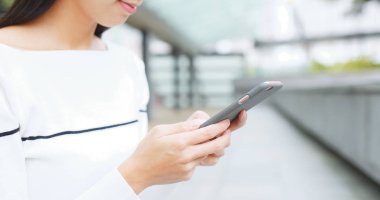 Cep telefonu kullanan kadın 