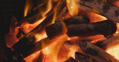 Barbekü için ateşe kömür yakın çekim 