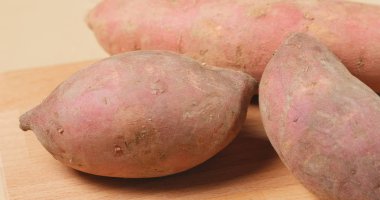 Tablo üzerinde ham tatlı patates