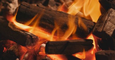 Kömür yakıyor Barbekü zamanında 