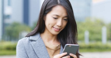 Asyalı kadın, açık istimal hareket eden telefon 