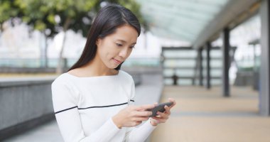Genç kadın cep telefonu açık, bak 