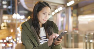 Kadına bak cep telefonu akşam