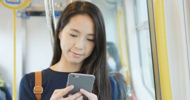 Tren yerde, Hong Kong'da insan yaşamının yoğun yaşam tarzı cep telefonu kullanan kadın seyahat 