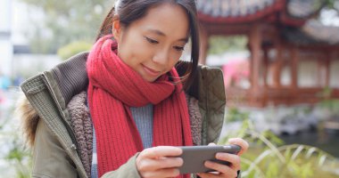 Cep telefonu uygulaması, açık oynayan kadın 