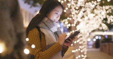 Cep telefonu kullanan kadın hafif dekorasyonu ile açık 