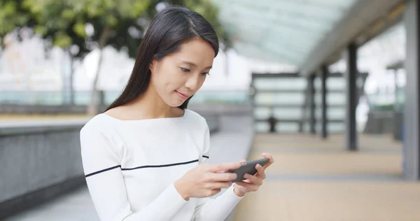 Jonge Vrouw Kijken Naar Mobiele Telefoon Bij Buiten — Stockfoto