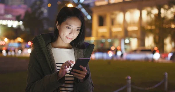Νεαρή Γυναίκα Χρησιμοποιώντας Smartphone Στην Πόλη Νύχτα — Φωτογραφία Αρχείου