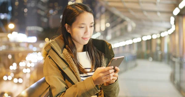 Mulher Checando Celular Noite — Fotografia de Stock