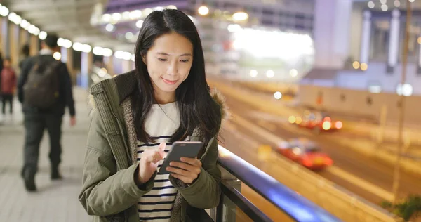 Mulher Olha Para Telefone Celular Cidade Noite — Fotografia de Stock