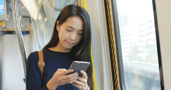 Жінка Використовує Мобільний Телефон Всередині Потяга — стокове фото