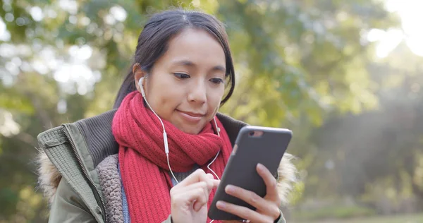 Женщина Слушает Музыку Мобильному Телефону Китайском Саду — стоковое фото