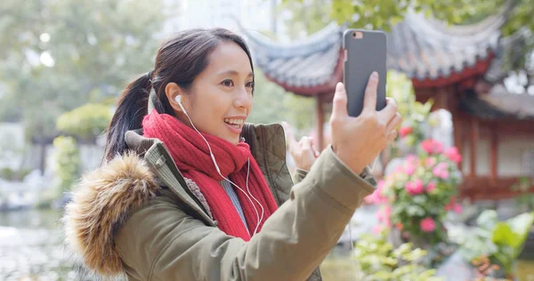 Kvinna Att Göra Levande Ström Mobiltelefon Kinesisk Trädgård — Stockfoto