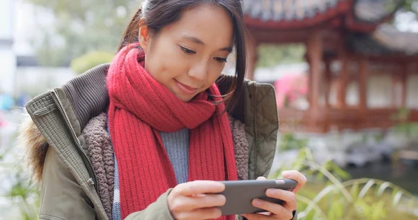 Cep telefonu uygulaması, açık oynayan kadın 