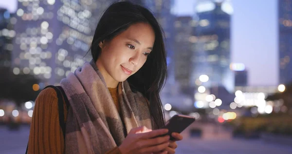 Mulher Olhando Para Smartphone Cidade Noite — Fotografia de Stock