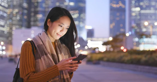 夜に携帯電話を使う女性は — ストック写真