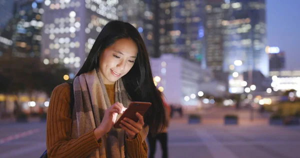 Ázsiai Használ Smartphone Városban Éjjel — Stock Fotó