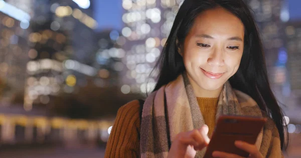 Mujer Joven Usando Smartphone Ciudad Por Noche — Foto de Stock