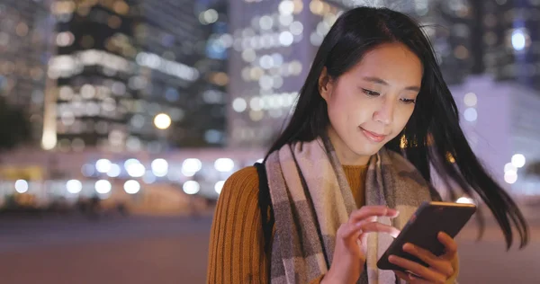 Donna Utilizzando Smartphone Piedi Accanto Alla Strada Del Traffico Notte — Foto Stock