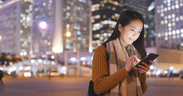 夜に携帯電話で女性の返信メッセージ — ストック写真