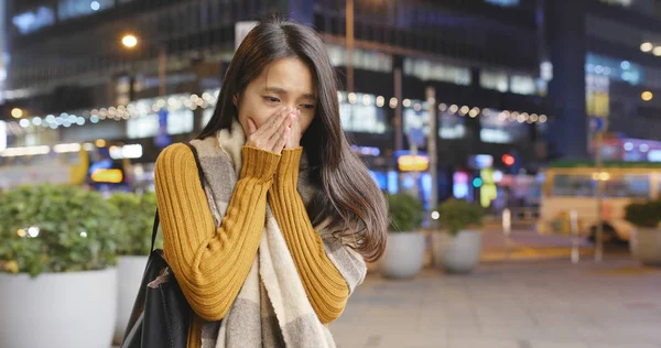 Donna Che Sente Fredda Città — Foto Stock