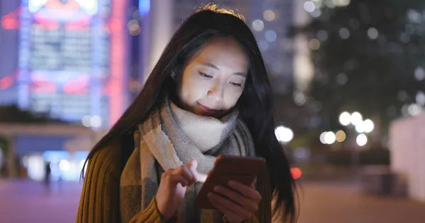 Женщина Использующая Мобильный Телефон Текстовых Сообщений — стоковое фото