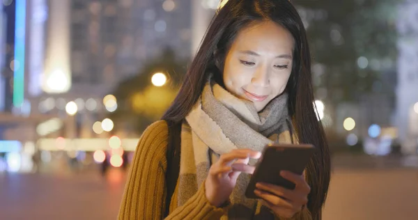 Mujer Usando Smartphone Ciudad —  Fotos de Stock