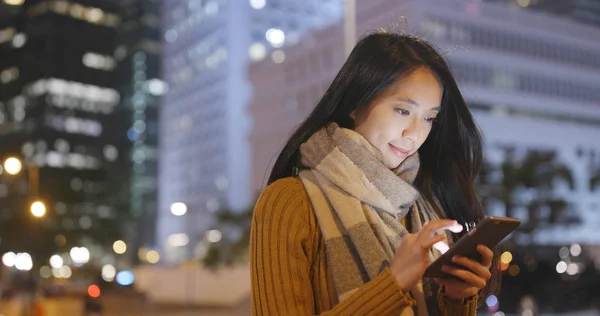 Mujer Usando Teléfono Inteligente Ciudad Hong Kong Por Noche —  Fotos de Stock